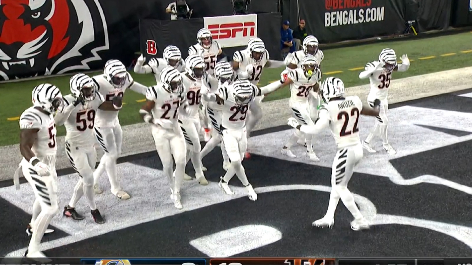 Bengals orchestrate dancing celebration after Logan Wilson interception