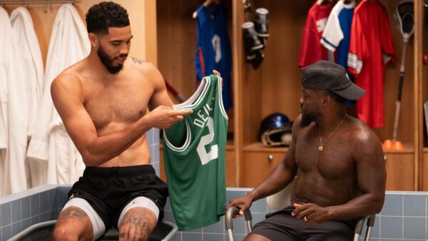 Jayson Tatum hands Kevin Hart a jersey