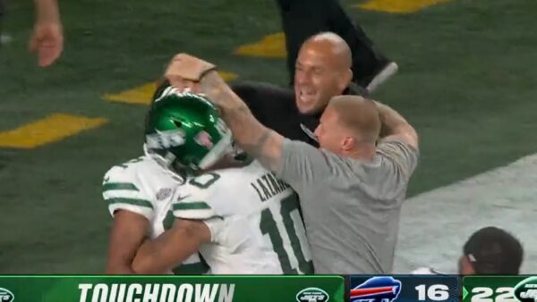 Jets celebrating in the end zone