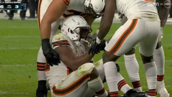 Nick Chubb holds his leg