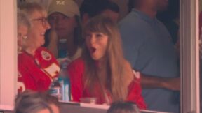 Taylor Swift next to Donna Kelce