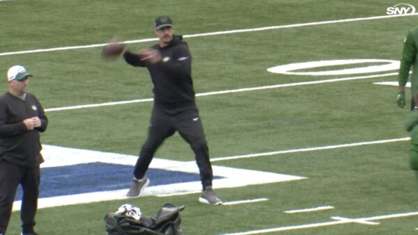 Aaron Rodgers making some throws before Jets-Giants game