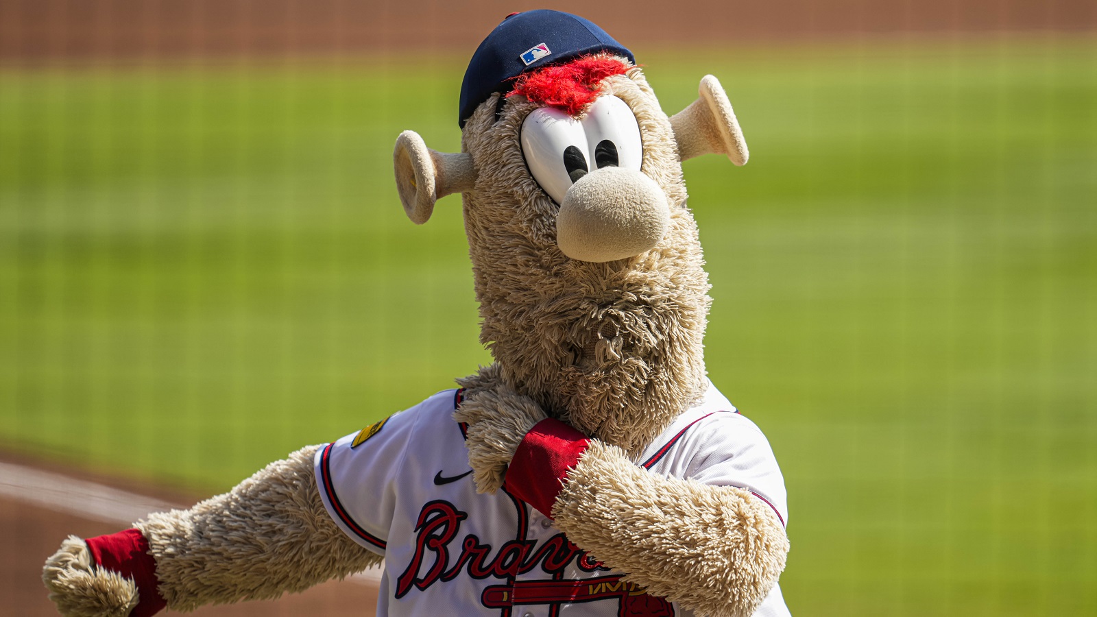 The Braves' mascot Blooper came for the Phanatic. Philly fought back.