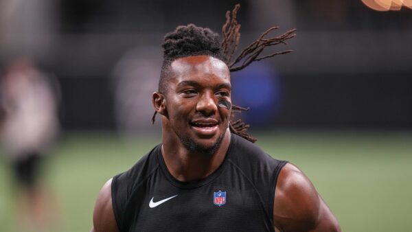 Bijan Robinson warming up with the Falcons