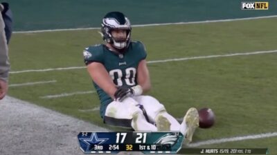 Dallas Goedert with an arm injury during Eagles-Cowboys game