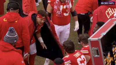 Patrick Mahomes screams at his teammates