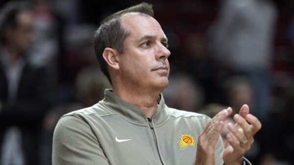 Frank Vogel applauding with the Phoenix Suns