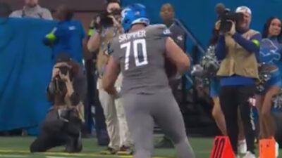 Dan Skipper catches a pass