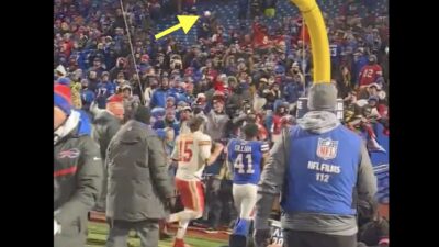 Patrick Mahomes getting snowballs thrown at him by Bills fans