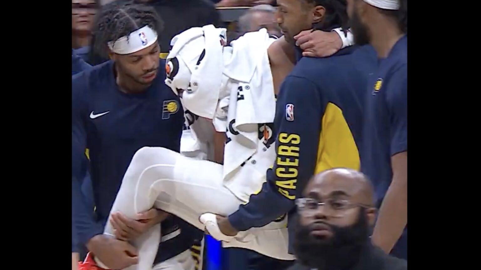 Tyrese Haliburton carried to locker room after scary leg injury
