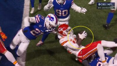 Mecole Hardman loses the ball