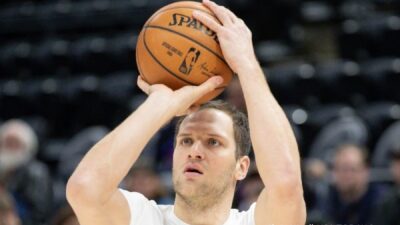 Bojan Bogdanovic shooting the balll