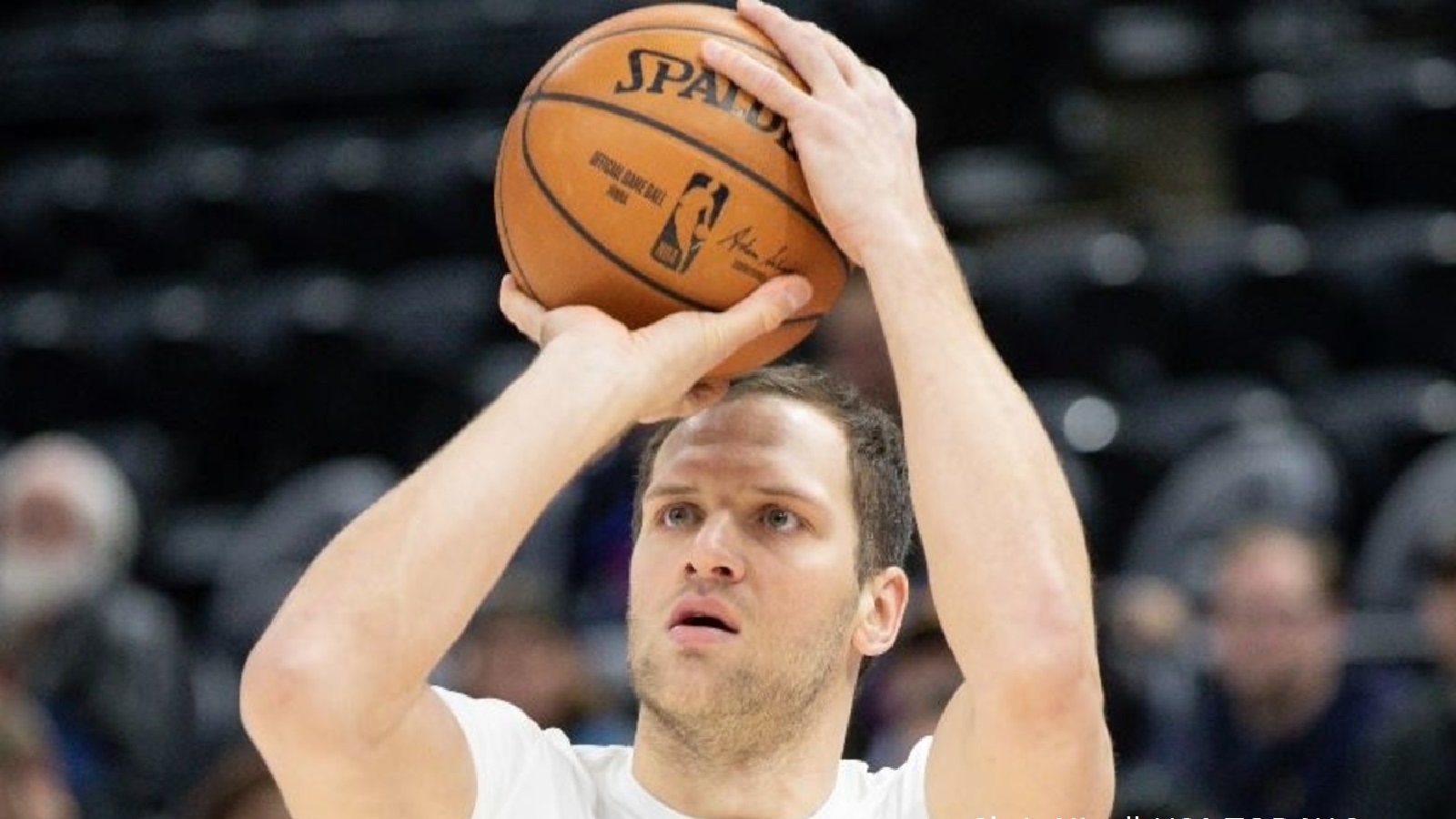 Bojan Bogdanovic shooting the balll
