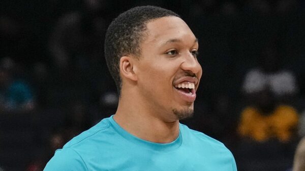 Grant Williams warming up with the Hornets