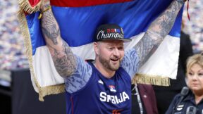 Strahinja Jokic raises the Serbian flag