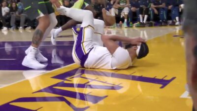 Lakers star Anthony Davis holding his eye