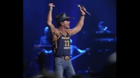 Tim McGraw in a Caitlin Clark Indiana Fever jersey