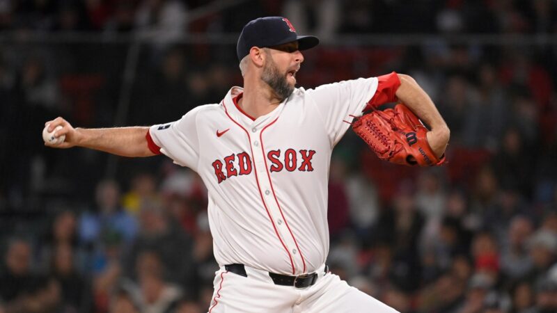 Chris Martin throwing a pitch