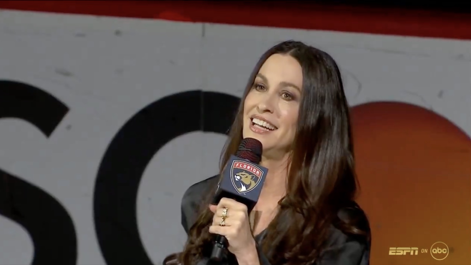 Fans react to Alanis Morissette singing the national anthem before Game 7