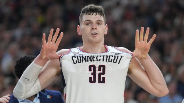 Donovan Clingan celebrating with UConn