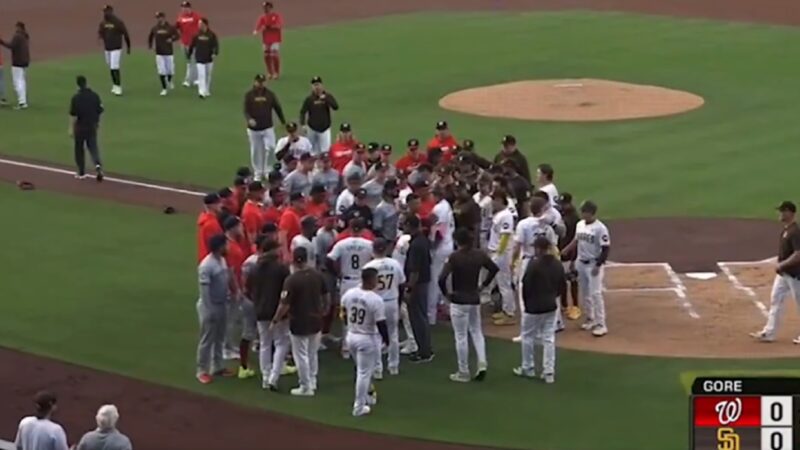 Padres and Nationals players on the field