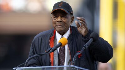 Willie Mays raises his hand