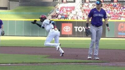 Elly De La Cruz steals second base