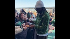 Davante Adams signs a hamburger bun