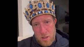 Dave Portnoy wearing a crown