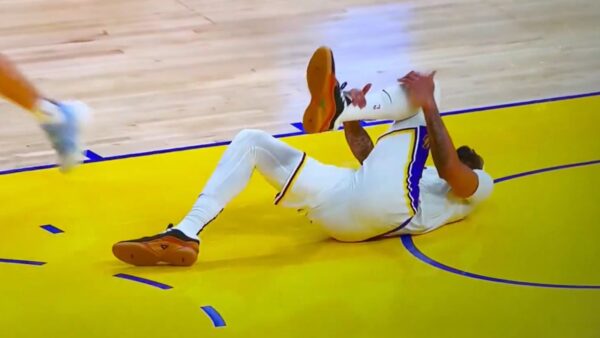 Anthony Davis on the ground injured