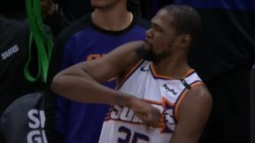 Kevin Durant pretending to stab himself