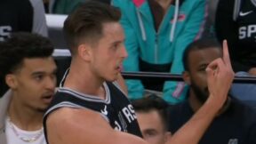 Zach Collins flipping off a referee