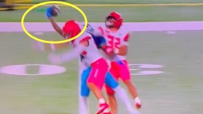 Dakorien Moore makes an insane one-handed catch