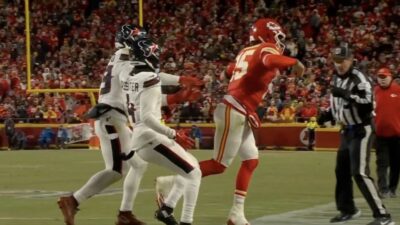 Patrick Mahomes flops during Chiefs-Texans game