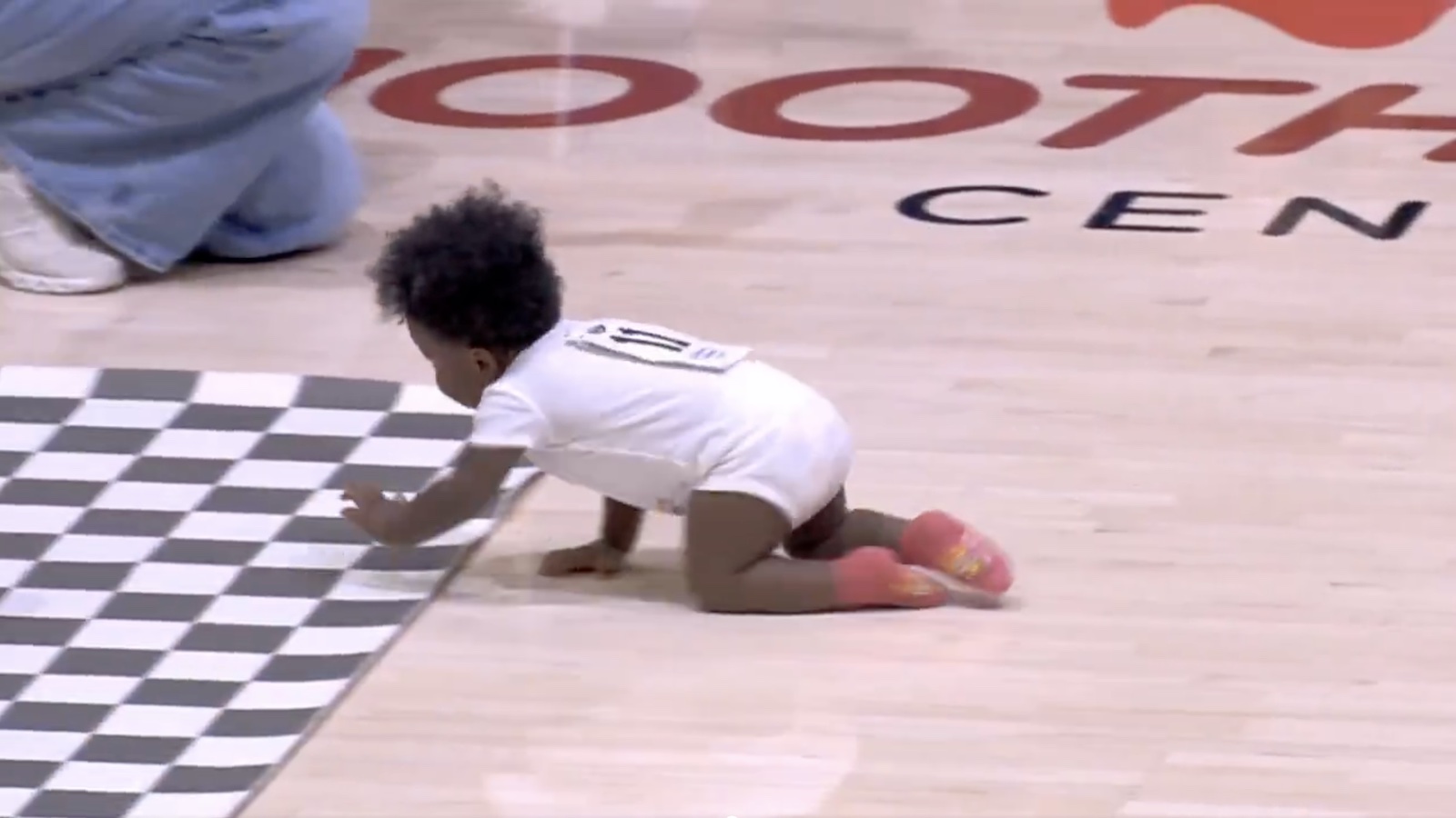 Baby No. 11 wins the Pelicans' baby crawl race