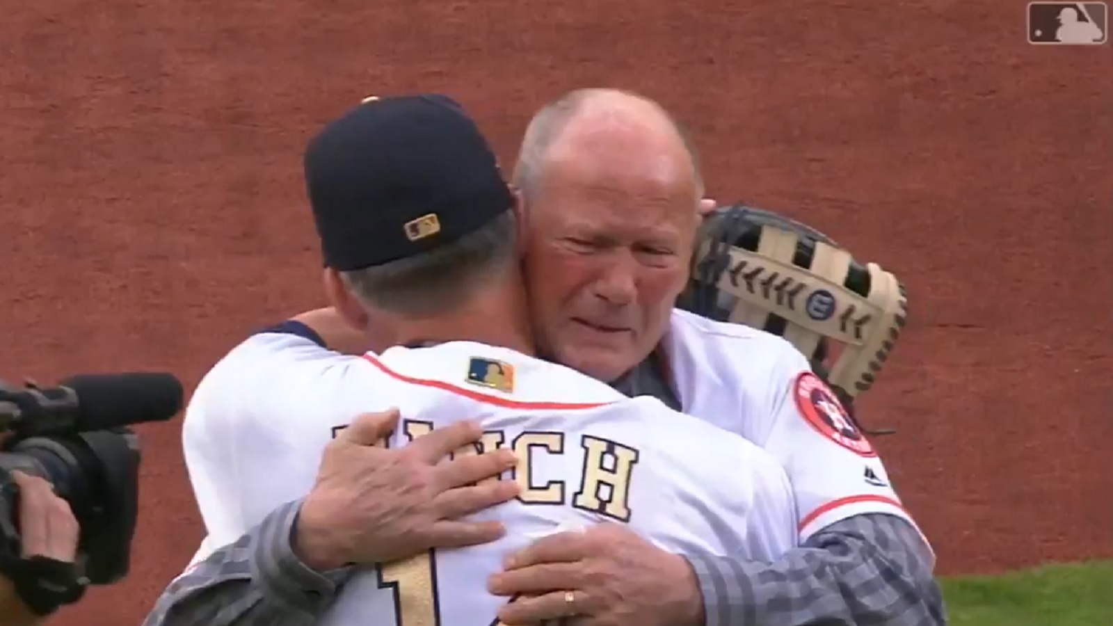 Rich Dauer gives a hug