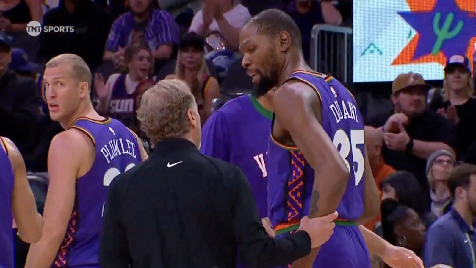 Kevin Durant arguing with Mike Budenholzer during a Suns-Clippers game