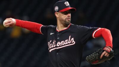 Jorge Lopez delivers a pitch