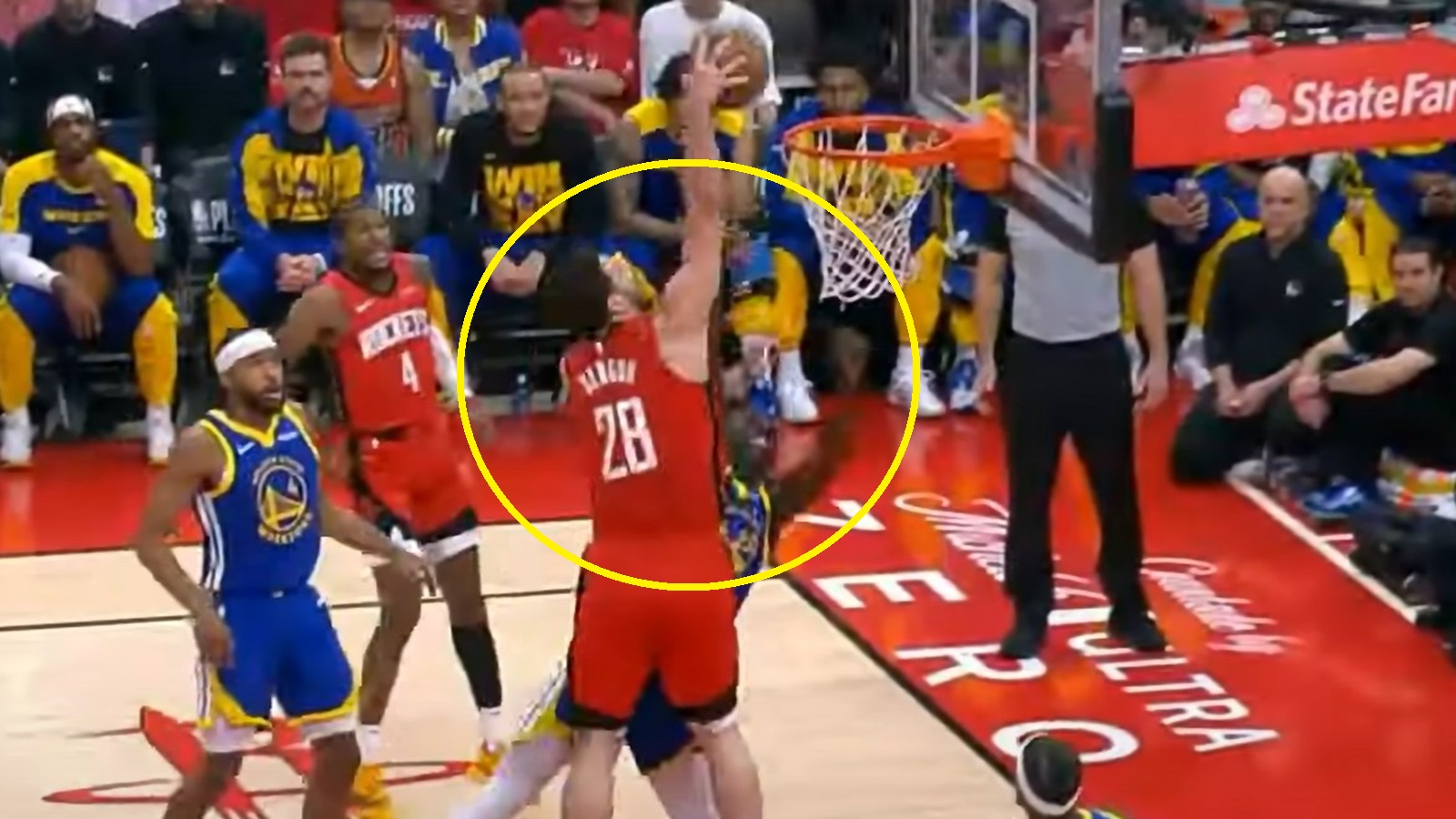 Alperen Sengun dunking on Draymond Green