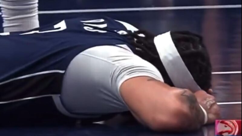 Anthony Davis on the ground in pain