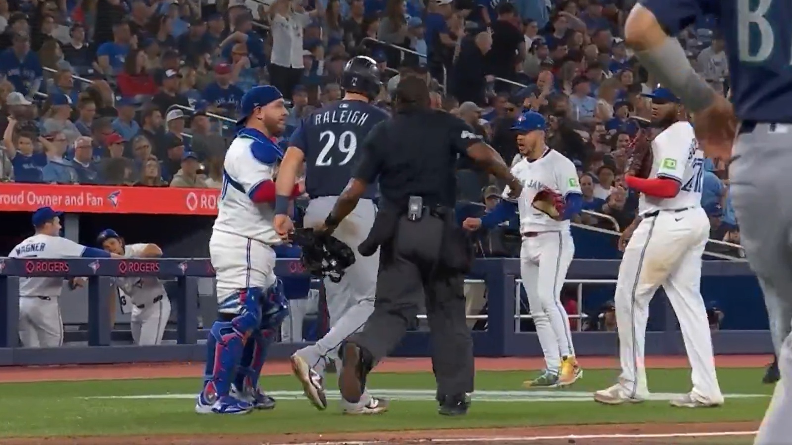 Cal Raleigh and Jose Berrios arguing