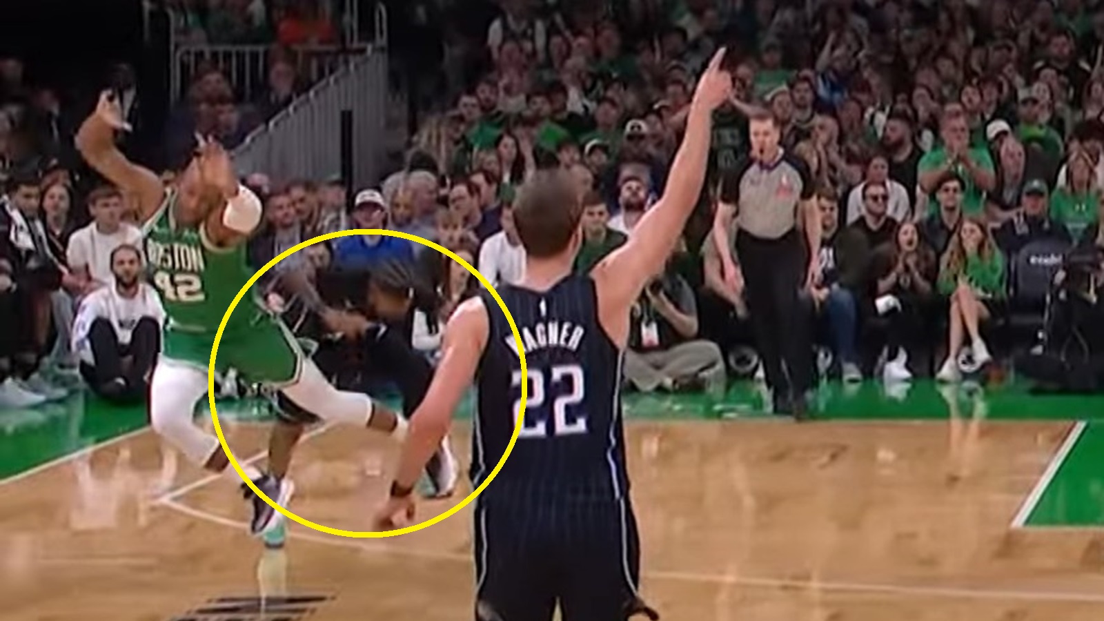 Kentavious Caldwell-Pope running into Al Horford