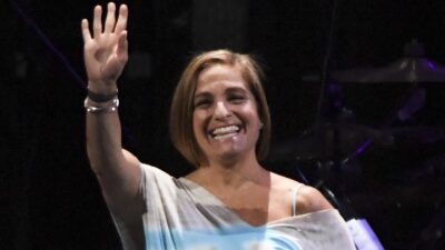 Mary Lou Retton waves to the crowd