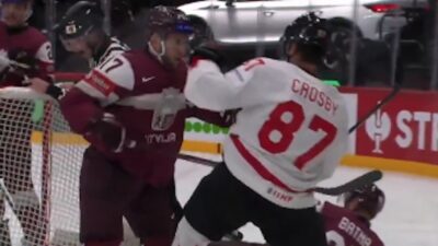Sidney Crosby fights at the world hockey championship