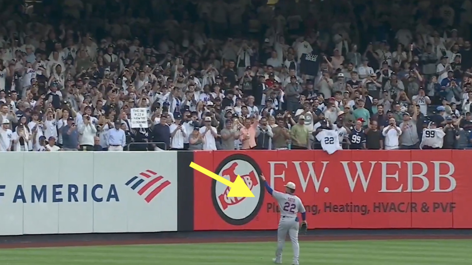 Juan Soto waving at Yankees fans