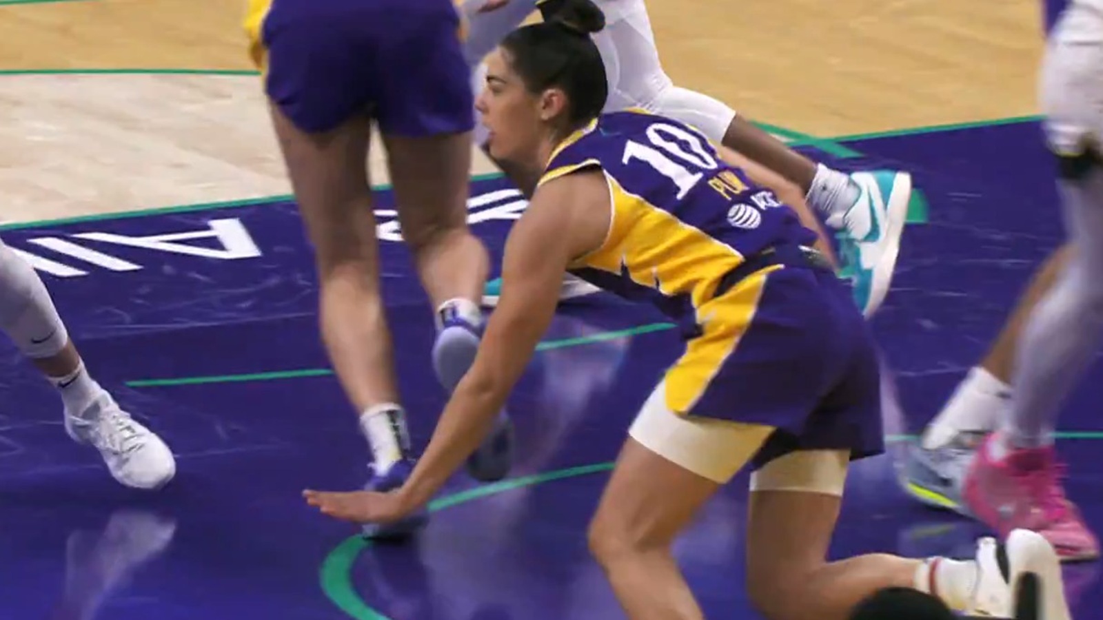 Kelsey Plum doing the 'too small' taunt
