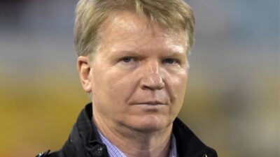 Phil Simms looking on