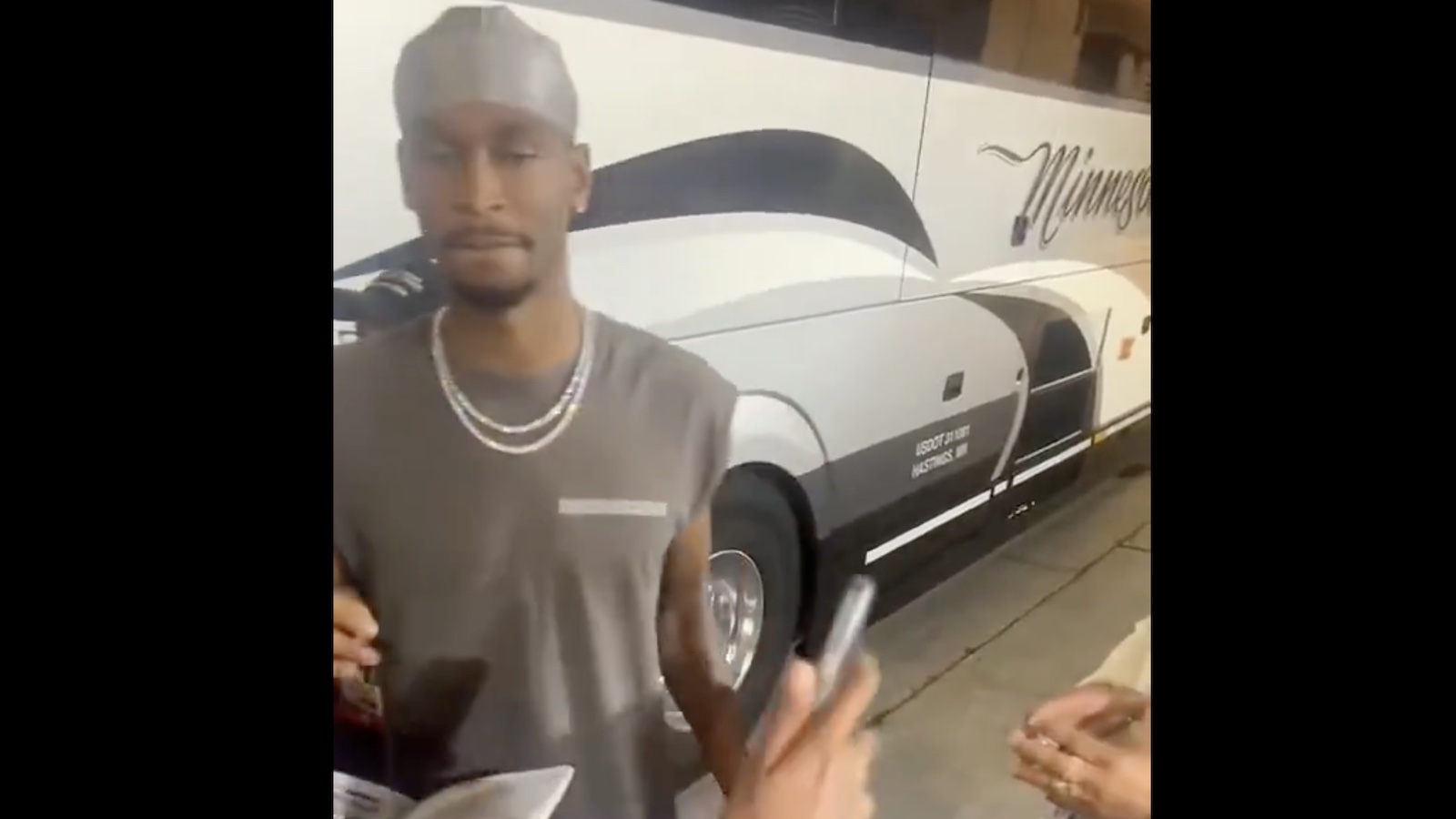 Shai Gilgeous-Alexander ignoring a Timberwolves fan heckler