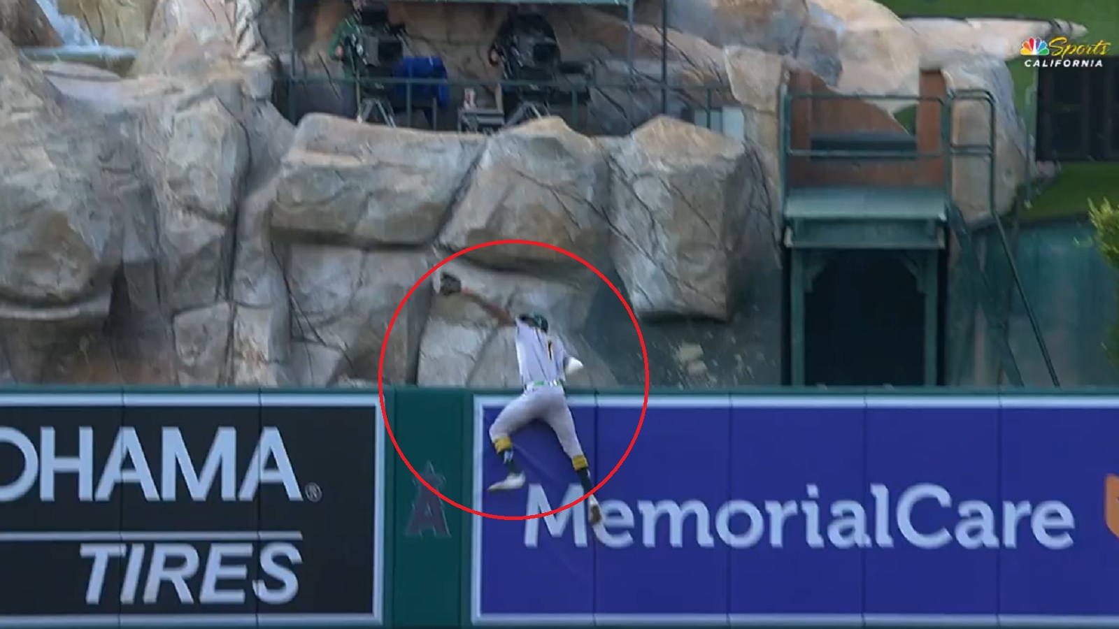 Denzel Clarke makes a catch