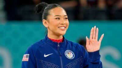 Suni Lee waving to the crowd